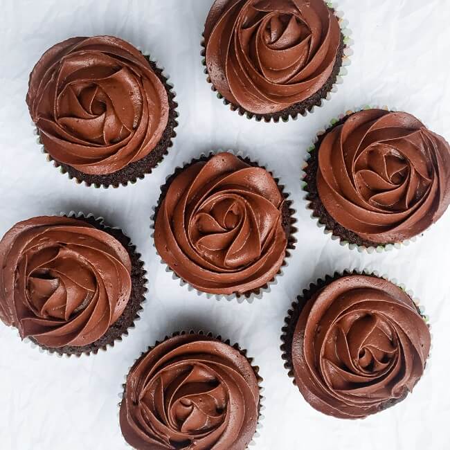 muffiny czekoladowo orzechwoe z kremem ma�lanym na bezie szwajcarskiej o smaku czekoladowym